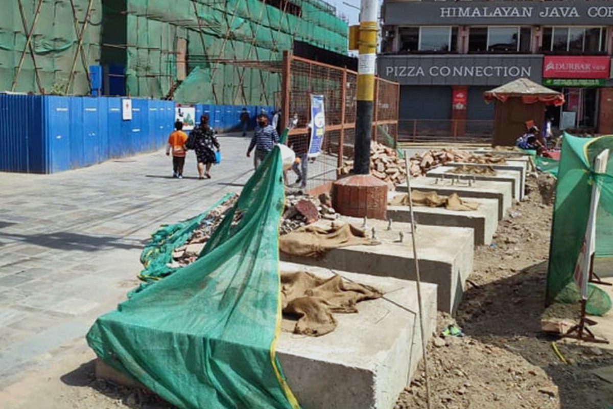 वसन्तपुर डबली भत्काएर कङ्क्रिट संरचना निर्माण